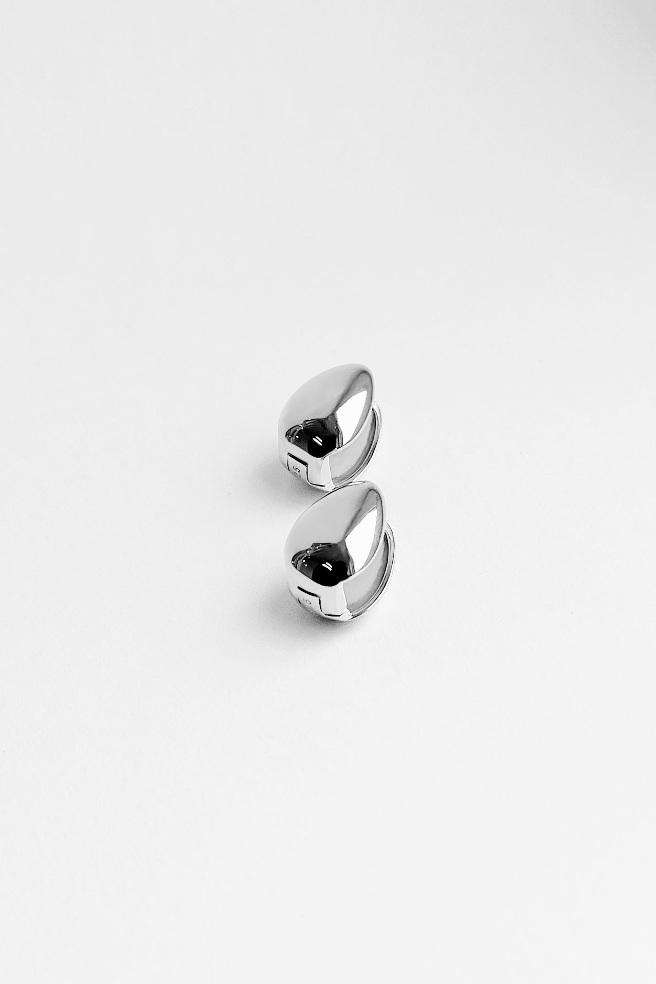 Kara Yoo ALMOND HUGGIE フープピアス美品 Kara Yoo ALMOND HUGGIE フープピアス｜トゥモローランド 公式通販
