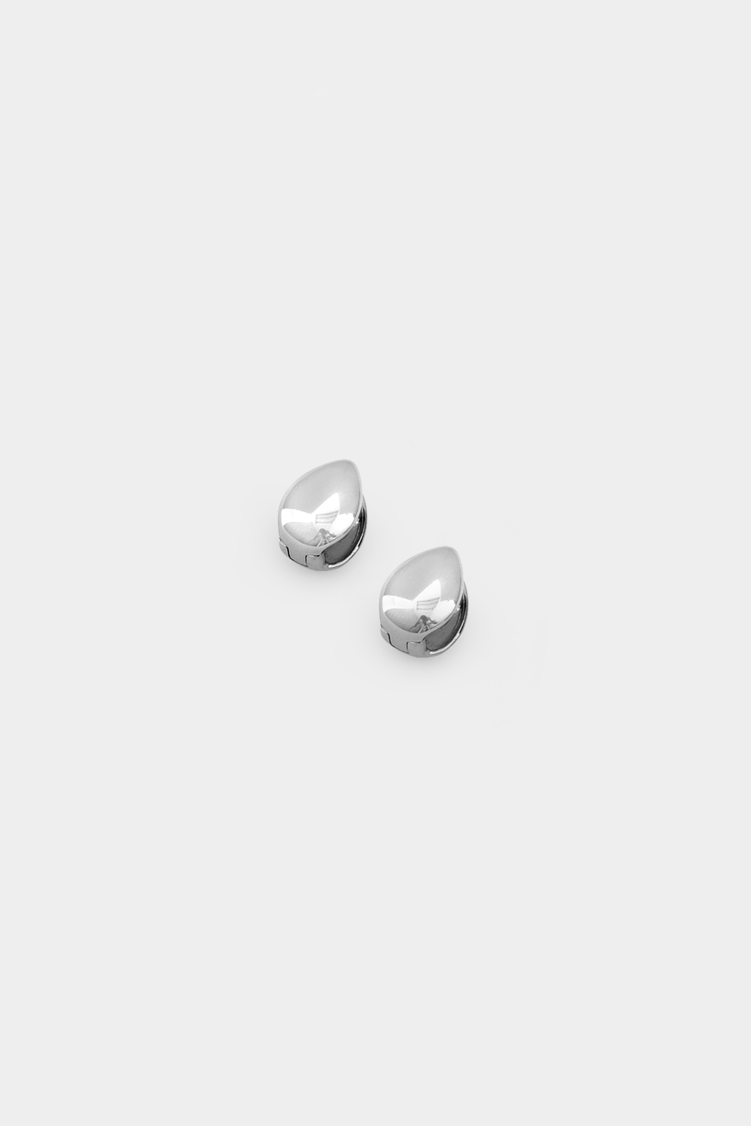 Kara Yoo / ARMOND HUGGIE HOOPS(アーモンドハグフープピアス) 【公式 